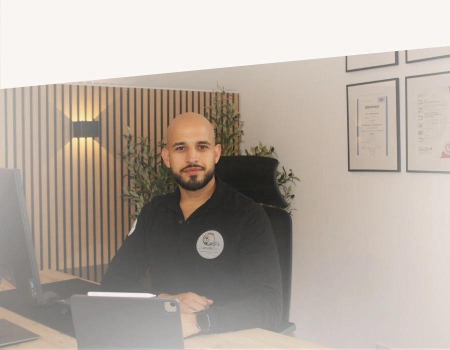 Zertifizierter KFZ-Gutachter am Schreibtisch im modernen Büro