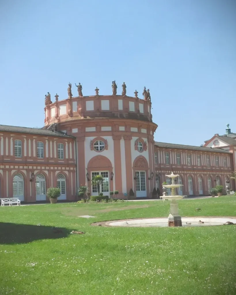 Schloss Biebrich in Wiesbaden mit Brunnen im Schlosspark