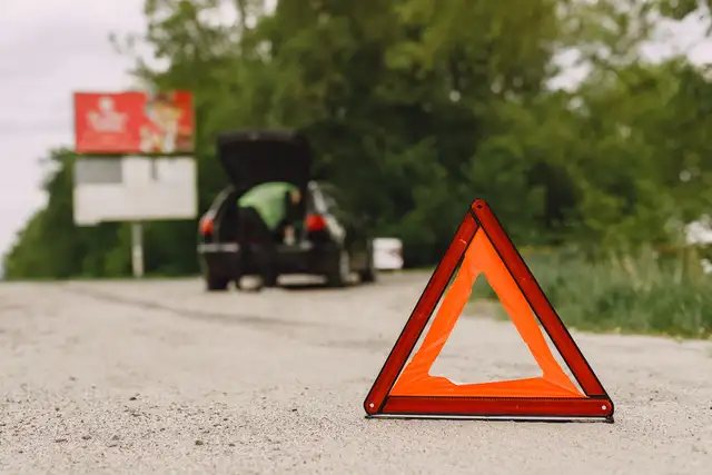 Warndreieck sichert die Unfallstelle nach einem Verkehrsunfall