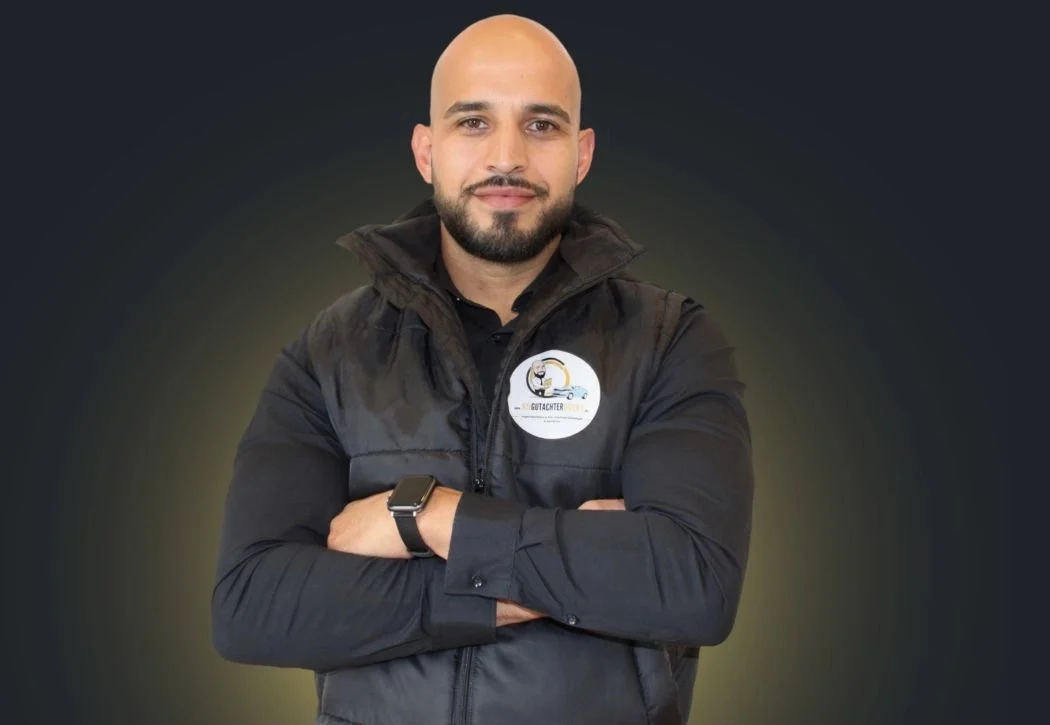 Abdelali Bendriss, Kfz-Sachverständiger und Inhaber von KfzGutachterDirekt, mit verschränkten Armen